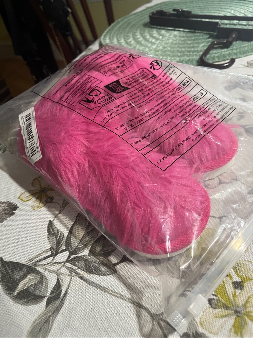 AMAZON Fuzzy Hot Pink Fluffy Slide Slippers Size 7 NIB - Picture 4 of 4